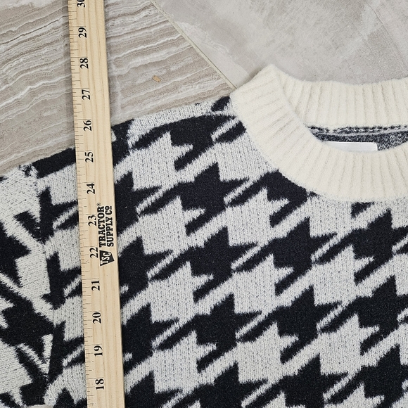 Lou & Grey Black and White Oversized Crew Neck Sweater - Picture 7 of 8